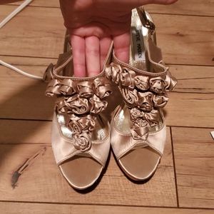 Worn once for a wedding on the beach